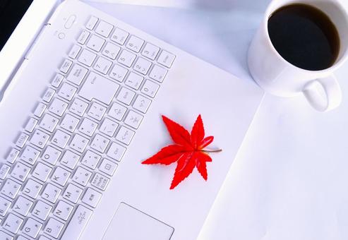 パソコンと紅葉③(コーヒー) パソコンと紅葉③(コーヒー) パソコン,ビジネス,紅葉の写真素材