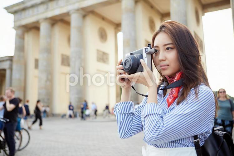 カメラを持つ海外旅行中の女性3 海外旅行,女性,日本人の写真素材