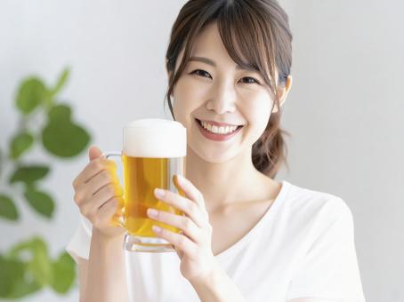 ビールを持つ若い女性 AI生成画像 ビールを持つ若い女性 AI生成画像 の写真