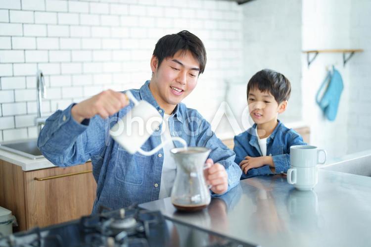 話しながらコーヒーを淹れる男性 親子,男の子,男性の写真素材