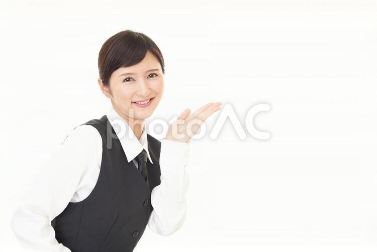 案内する笑顔のビジネスウーマン 女性,ビジネスウーマン,女の写真素材