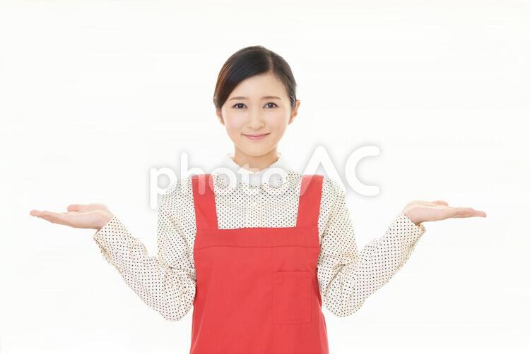 両手を広げて見せる笑顔の主婦 女性,女,主婦の写真素材
