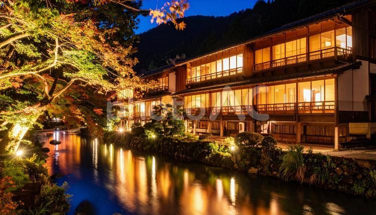 ホテル　旅館の夜の外観 ホテル,灯り,川岸の写真素材