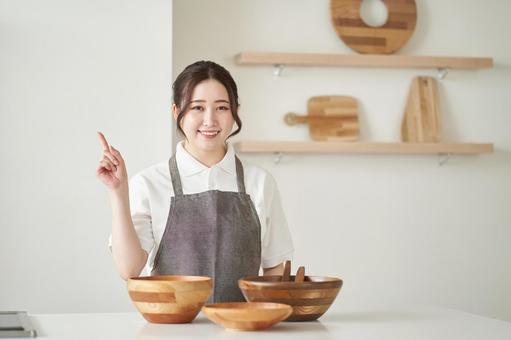 Asian woman pointing in the kitchen, kadın, parmak işaretleme, kat hizmetleri, JPG