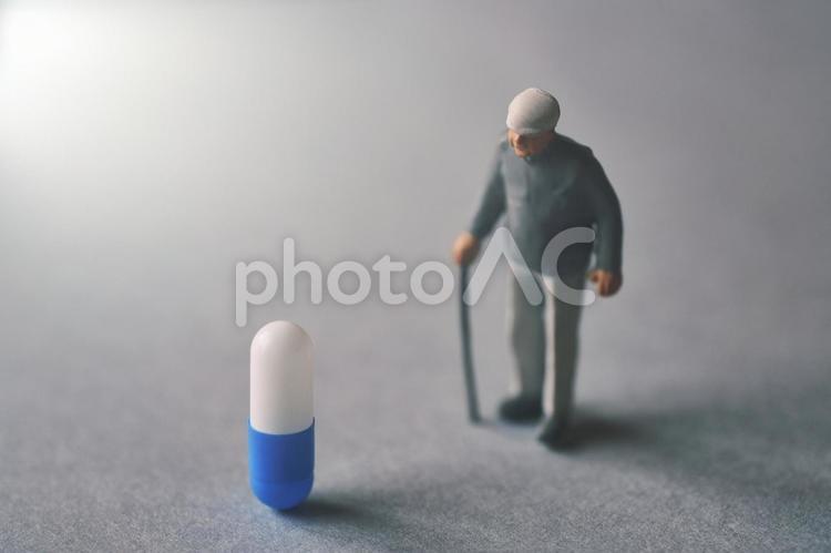 薬とミニチュアのシニア男性 医療,ワクチン,老人ホームの写真素材