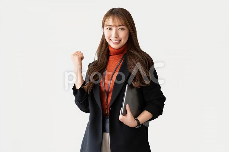 ガッツポーズをする女性・ビジネスウーマン ガッツポーズをする女性・ビジネスウーマン 女性,ガッツポーズ,笑顔の写真素材