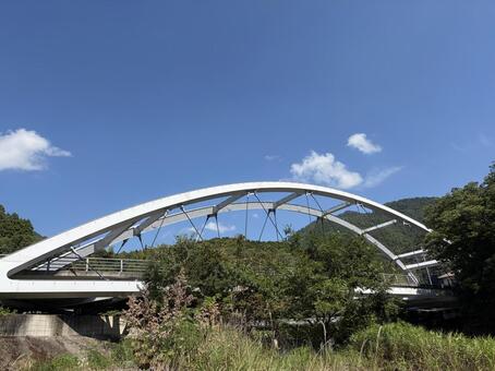 青空と山に映える白いアーチ橋 アーチ橋,橋,白い橋の写真素材