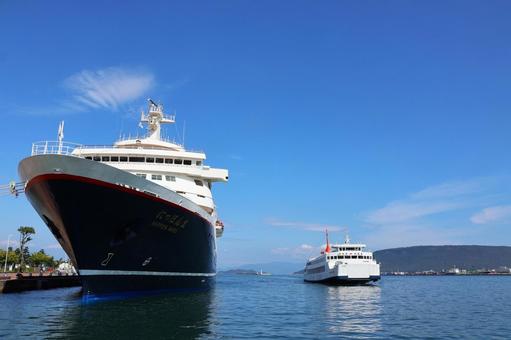 １０月中旬の日中の高松港のにっぽん丸 にっぽん丸,クルーズ船,船の写真素材