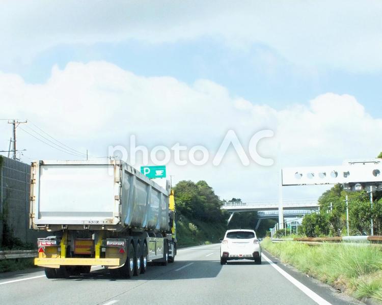 巨大な産業廃棄物運搬トレーラーを追い越し 追い越し,トレーラー,産業廃棄物の写真素材