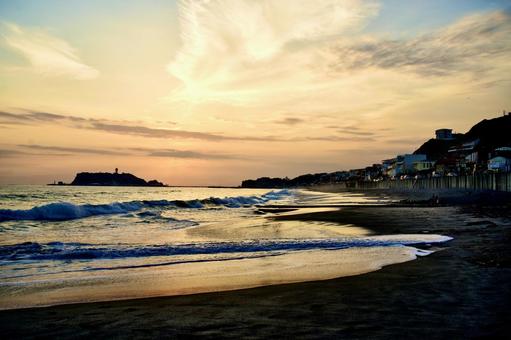 七里ヶ浜の夕暮れと江の島 七里ヶ浜の夕暮れと江の島 七里ヶ浜,湘南,鎌倉の写真素材