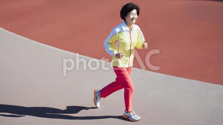 陸上競技を楽しむ中年・シニア女性4 陸上競技,短距離,長距離の写真素材