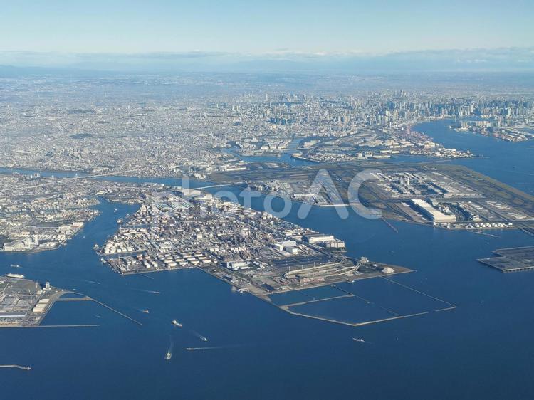 羽田空港と工場地帯 羽田空港,東京国際空港,airportの写真素材