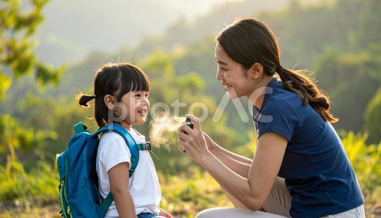 子供に虫除けスプレーをつけるお母さん スプレー,蚊,夏の写真素材