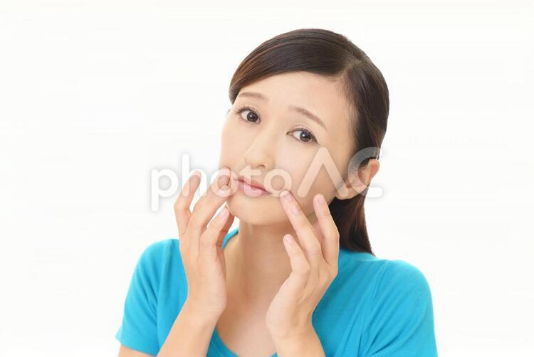 顔のしわを気にする女性 女性,女,エステの写真素材
