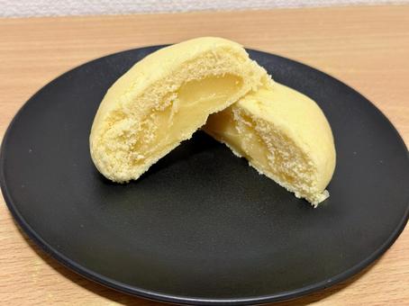 カスタードまんじゅう　断面 カスタードまんじゅう,カスタード,卵料理の写真素材