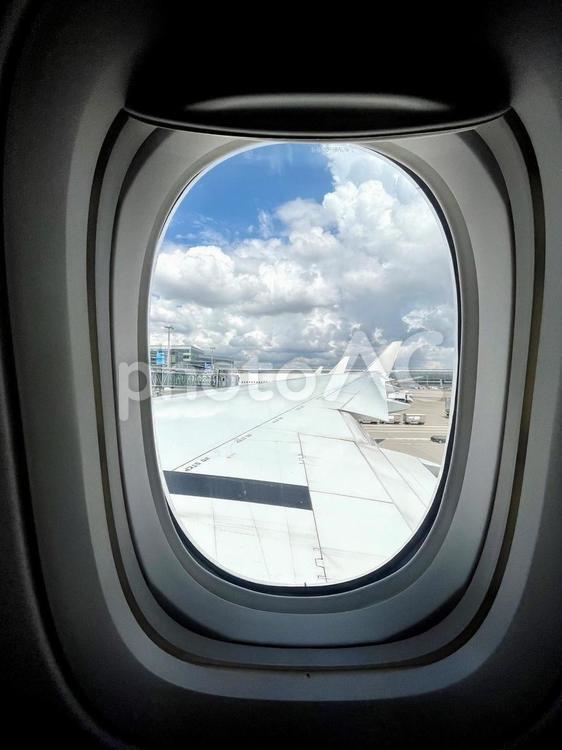 出発待ち飛行機の窓からの景色 旅立ち,飛行機,旅の写真素材