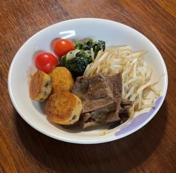 牛肉と長芋のステーキとトマトともやしなど 牛肉と長芋のステーキとトマトともやしなど 夕食,牛肉,長芋の写真素材