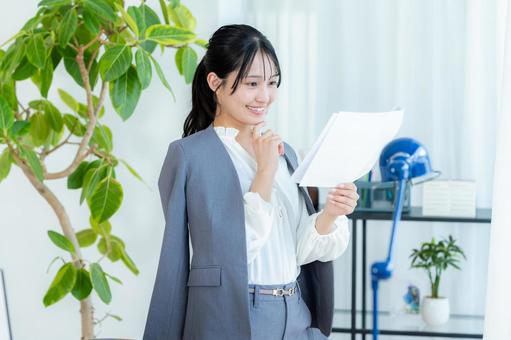 書類を持つビジネスウーマン ビジネスウーマン,笑顔,若い女性の写真素材