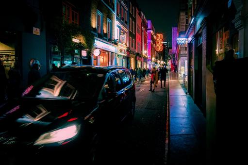 賑わう通りの夜景（ロンドン） イギリス,ロンドン,通りの写真素材