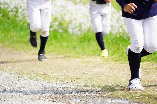 ユニフォームを着てランニングする野球部員 ユニフォームを着てランニングする野球部員の写真