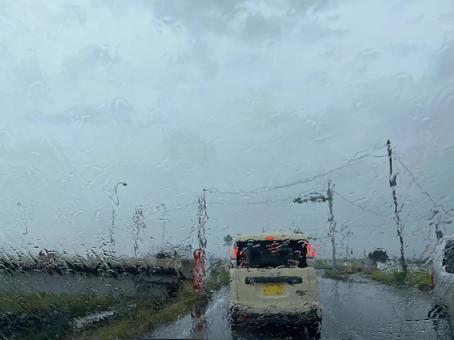 雨の日の運転(交差点) 雨の日の運転(交差点)の写真