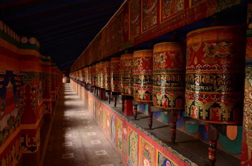 チベット寺院のマニ車 チベット寺院のマニ車の写真