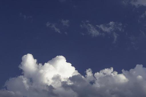 夏の青空ともくもく雲1 夏の青空ともくもく雲1 夏,青空,雲の写真素材