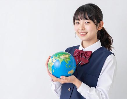 地球のような球体を持った女子生徒 地球のような球体を持った女子生徒の写真