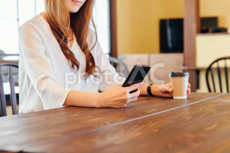 スマートフォンを操作する女性　smartphone 携帯,携帯電話,スマホの写真素材