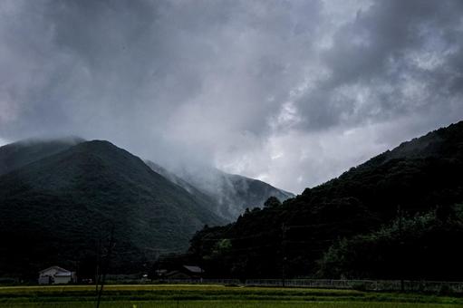 <五島の風景>夏の大雨の朝の雨雲と山霧 <五島の風景>夏の大雨の朝の雨雲と山霧の写真