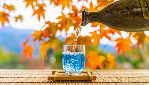 冷酒 ガラスのおちょこに日本酒を注ぐ 冷酒 ガラスのおちょこに日本酒を注ぐの写真