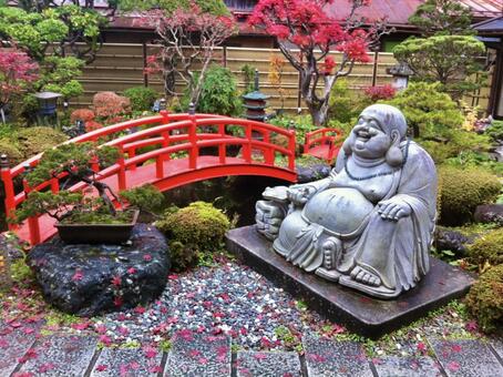 庭園と赤い太鼓橋と恵比寿様 庭園,日本庭園,紅葉の写真素材