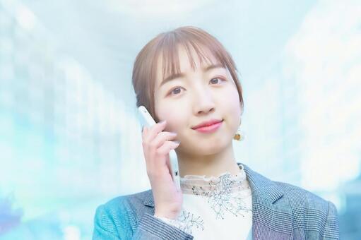 スマートフォンで通話する若い女性  スマートフォン,女性,電話の写真素材