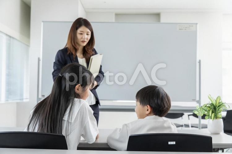 学習塾の講師　cram school 塾,学習塾,習い事の写真素材