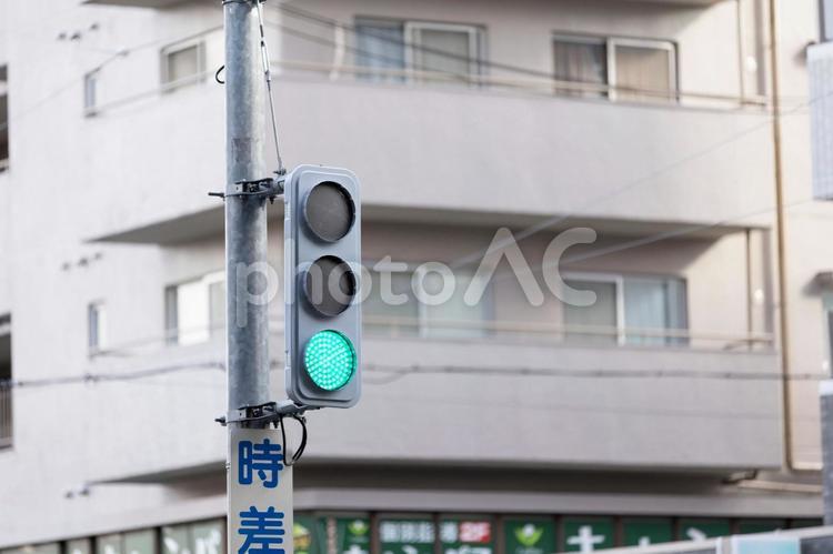 時差式信号機　青信号 高架下,青信号,背景の写真素材