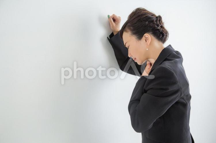 のどをおさえる女性 喉,扁桃腺,痛いの写真素材