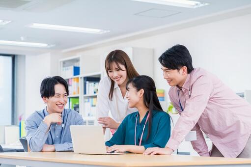 オフィスで働くビジネスマン。 ビジネス,人物,日本人の写真素材