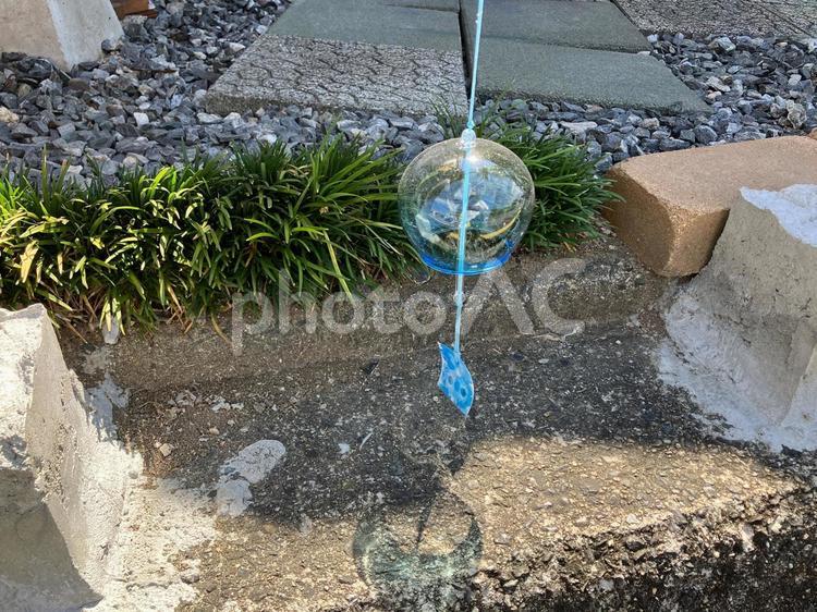 涼し気なガラスの風鈴 風鈴,ガラス,野外の写真素材