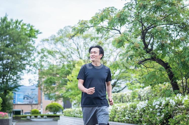 街中でウォーキングする男性 ウォーキング,運動,有酸素運動の写真素材