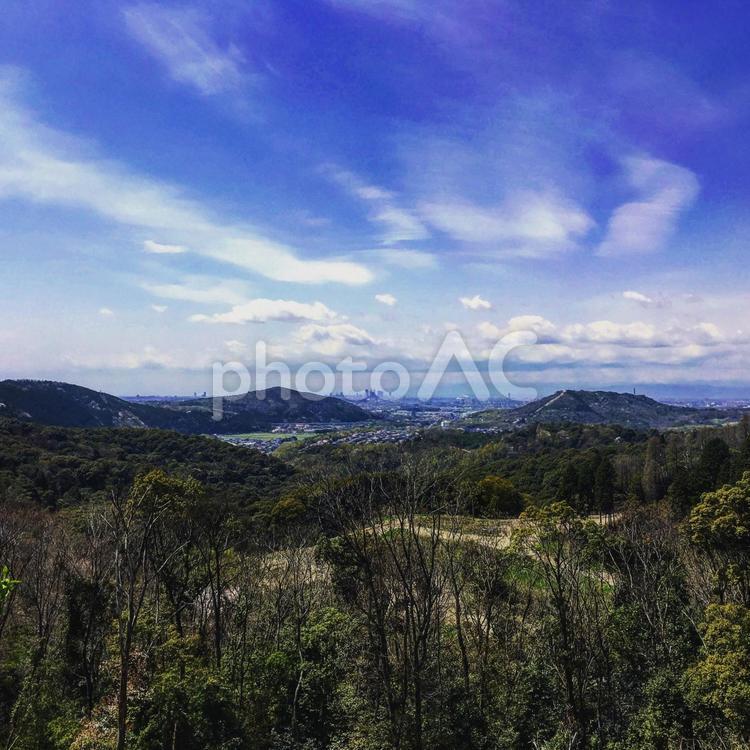 田舎の山から都会を眺める 風景,山,旅の写真素材