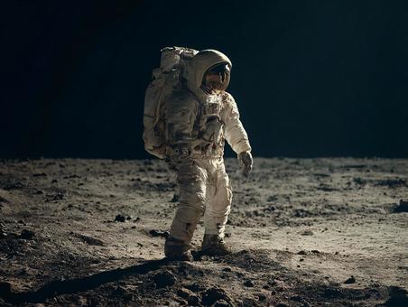 月面で探査を行う宇宙飛行士の姿の写真