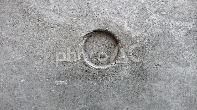 石壁に穴 昼,石,小さい穴の写真素材