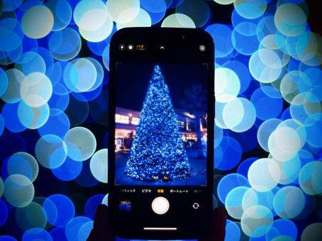 イルミネーションをスマホで撮影 イルミネーション,キラキラ,冬の写真素材
