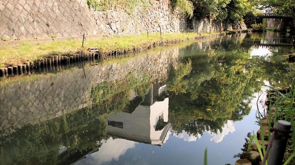 初秋の八幡堀水面に映る白壁の土蔵 初秋の八幡堀水面に映る白壁の土蔵 八幡堀,初秋,白壁の写真素材