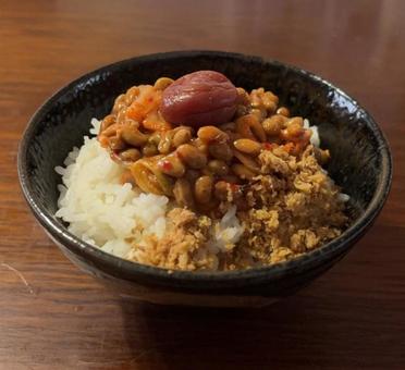 ご飯にキムチ納豆とさばとしそ梅の茶碗飯 茶碗飯,あきたこまち,ご飯の写真素材