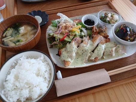 ②チキンにバジルクリームソース、定食 チキン,バジル,クリームソースの写真素材