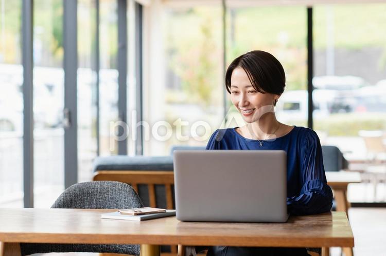 仕事するミドルのビジネスウーマン 日本人,女性,ミドルの写真素材