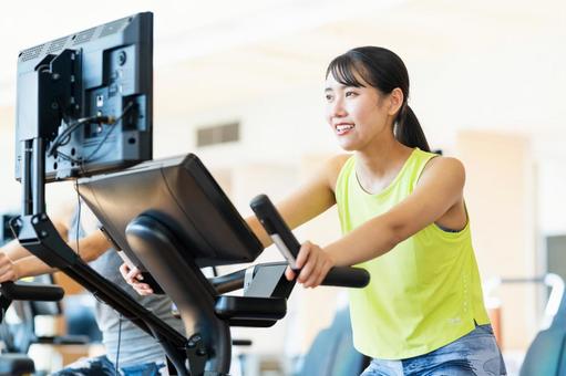 ジムでトレーニングする若い女性 ジム,フィットネス,トレーニングの写真素材