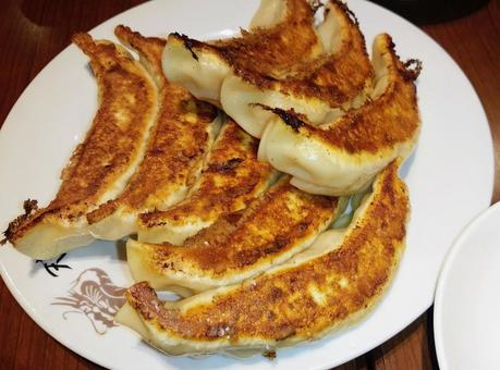 モチモチの大きい焼き餃子 2 モチモチの大きい焼き餃子 2 焼き,餃子,美味しいの写真素材