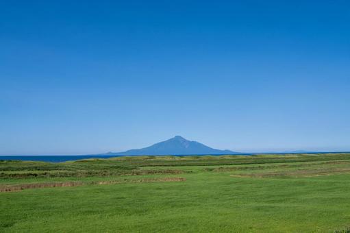 日本海越しに望む利尻岳の雄大な姿 日本海越しに望む利尻岳の雄大な姿 利尻岳,草原,島の写真素材